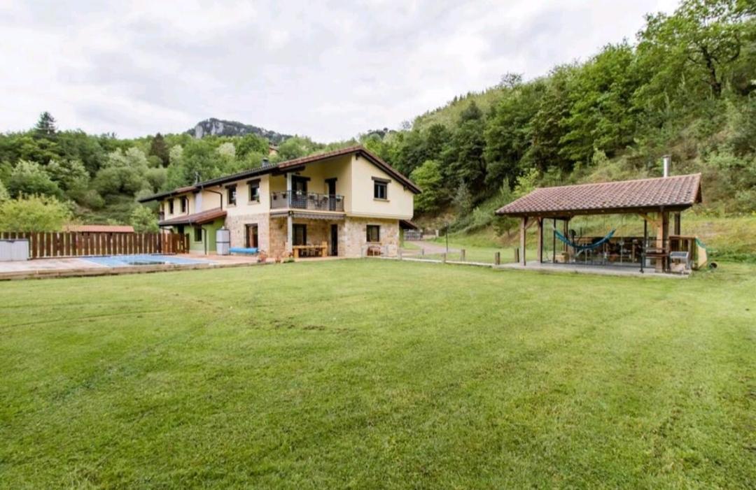 Chalet Con Piscina Climatizada En La Naturaleza Areatza Exterior foto