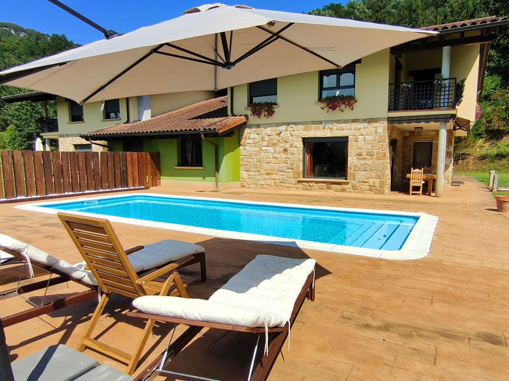 Chalet Con Piscina Climatizada En La Naturaleza Areatza Exterior foto